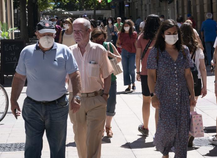 Varias personas andando por la calle.