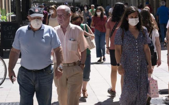 Varias personas andando por la calle.