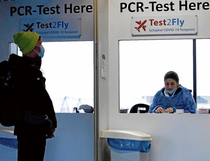 Un pasajero, en un mostrador para la realización de pruebas PCR.