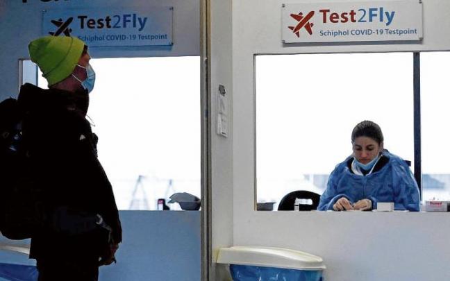 Un pasajero, en un mostrador para la realización de pruebas PCR.