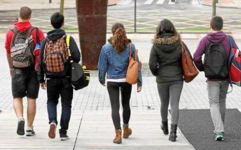 El grupo que mayor insatisfacción siente es el de las mujeres de 15 a 19 años. El grupo que mayor insatisfacción siente es el de las mujeres de 15 a 19 años.