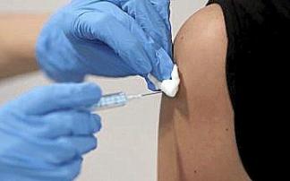 Una persona recibe la vacuna.