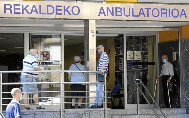 La pandemia ha implicado un parón de las consultas presenciales en los ambulatorios. Foto: J. M. Martínez
