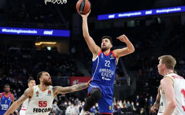 Mike James, a la izquierda, intenta frenar a Micic durante el duelo contra el Efes