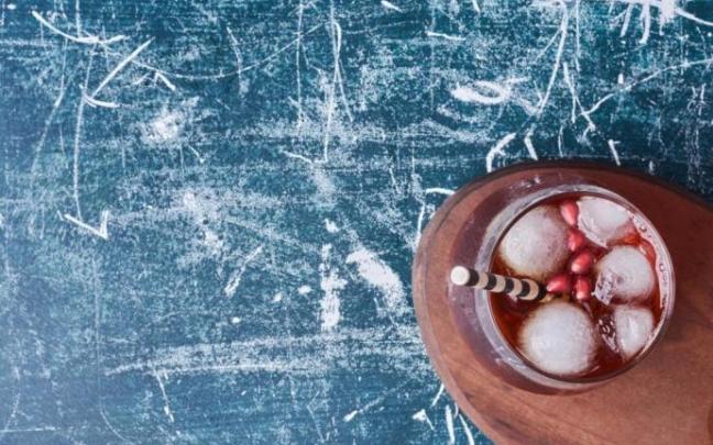 Una bebida con hielos, sobre la mesa de un local