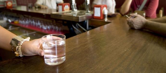 Un bar de Álava, ajeno a esta información, sirviendo un vaso de agua.