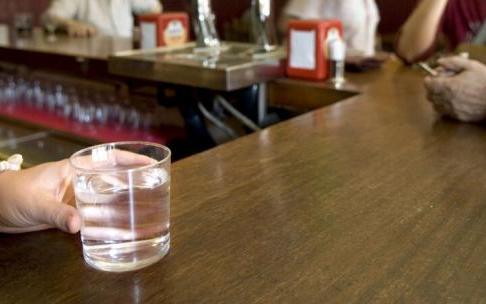 Un bar de Álava, ajeno a esta información, sirviendo un vaso de agua.