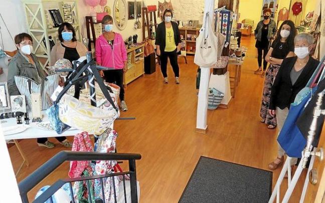 Las artesanas de la asociación Iparragirre 12, en su tienda.