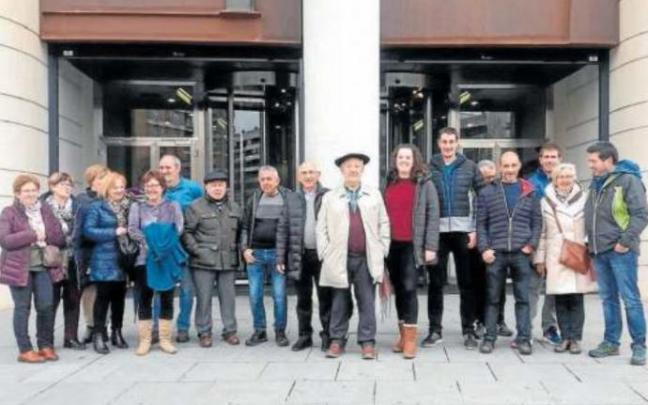 Miembros del Consistorio, Patronato y vecinos, en marzo de 2020 tras el 2º juicio.