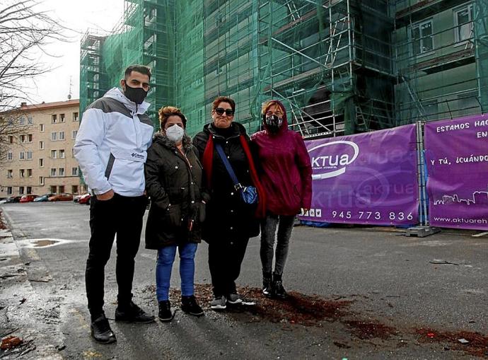 Vecinos afectados por el retraso de la reforma de su inmueble, junto a la obra. Foto: Jorge Muñoz