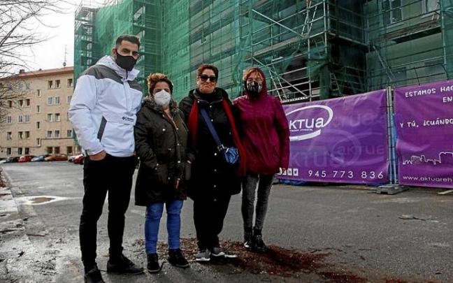 Vecinos afectados por el retraso de la reforma de su inmueble, junto a la obra. Foto: Jorge Muñoz