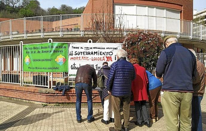 Vecinos firman el pasado sábado por el soterramiento. Foto: N.G.