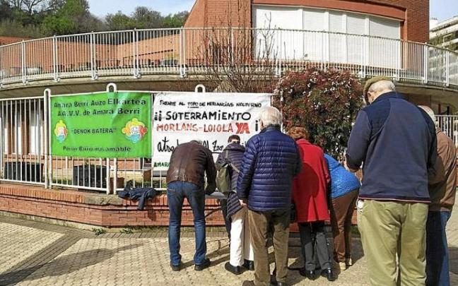 Vecinos firman el pasado sábado por el soterramiento. Foto: N.G. Vecinos firman el pasado sábado por el soterramiento. Foto: N.G.