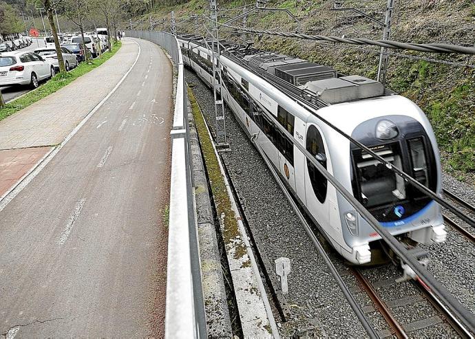 El Topo circulando junto al paseo de Errondo, por donde transitarán también mercancías.