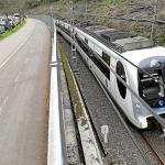 El Topo circulando junto al paseo de Errondo, por donde transitarán también mercancías.