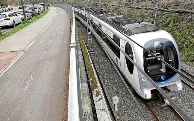 El Topo circulando junto al paseo de Errondo, por donde transitarán también mercancías.