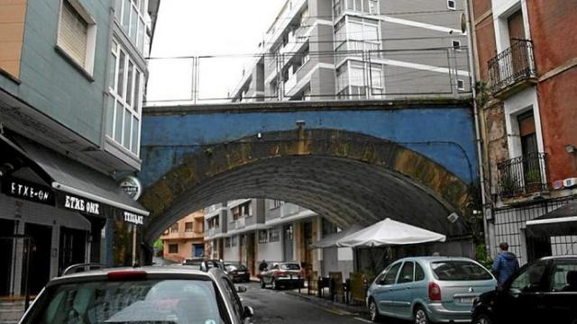 Uno de los arcos del viaducto que divide Antxo. Foto: A.M.