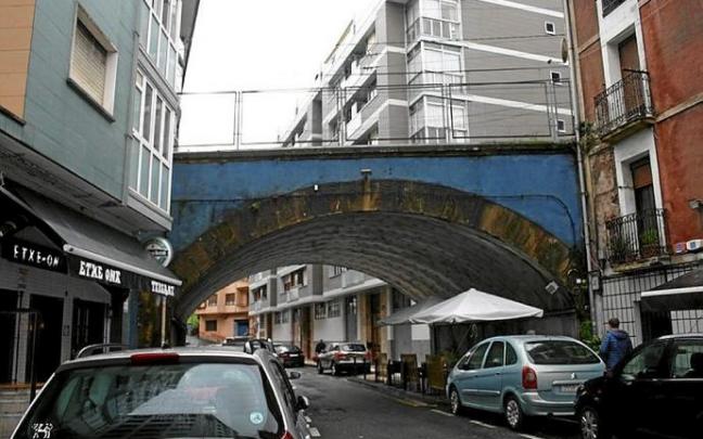 Uno de los arcos del viaducto que divide Antxo. Foto: A.M. Uno de los arcos del viaducto que divide Antxo. Foto: A.M.