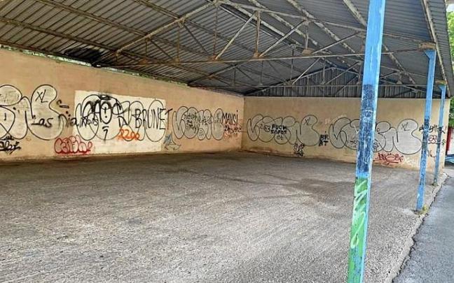 Pintadas, suciedad y orines en el frontón del centro Amaia. Foto: Cedida