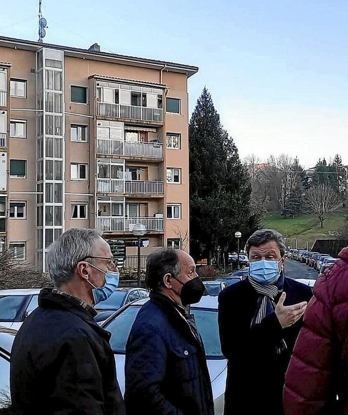 Santano junto a miembros de la asociación de vecinos de Elitxu. Foto: N.G.