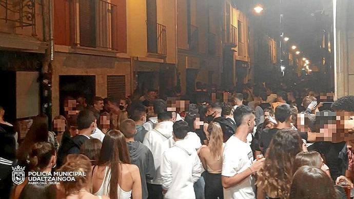 El inicio de la calle San Gregorio llena de gente realizando botellón la noche del jueves.