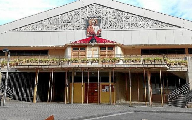 Fachada del templo en la calle Manuel de Falla apuntalada por seguridad. Fotos: Javier Bergasa