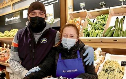 Vecinos de Salburua lamentan la falta de semáforos y farolas en la calle del atropello mortal