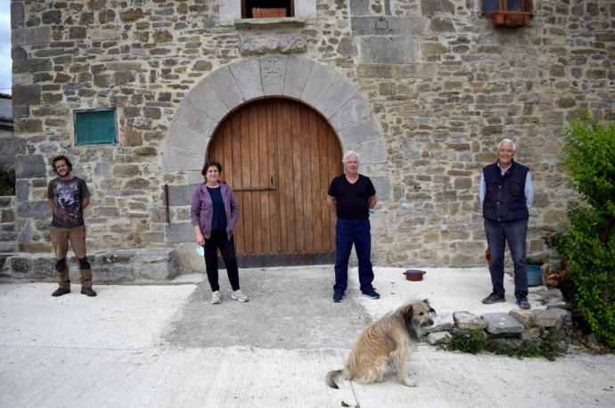 De izda a dcha, los vecinos de Usoz Andrés Flores, Isabel Aparicio y Carlos Aristu y el vecino de Osa, José Mari Sanzol, los cuales reclaman los servicios que antes ya tenían.