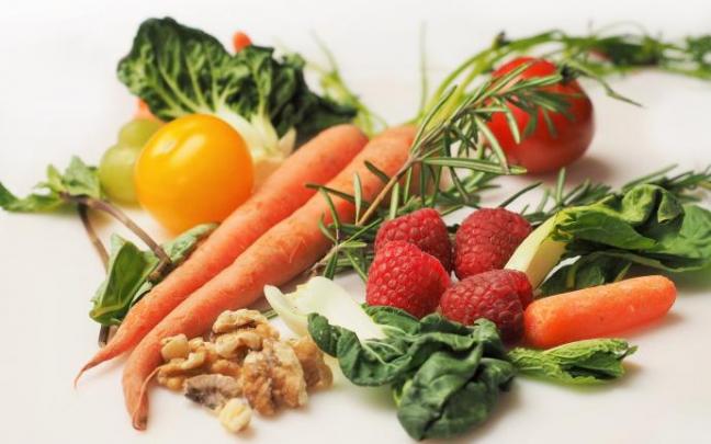 Hortalizas y frutas frescas troceadas y crudas, solas o en combinación con algún lácteo, pueden ser un sabroso y sano tentempié.