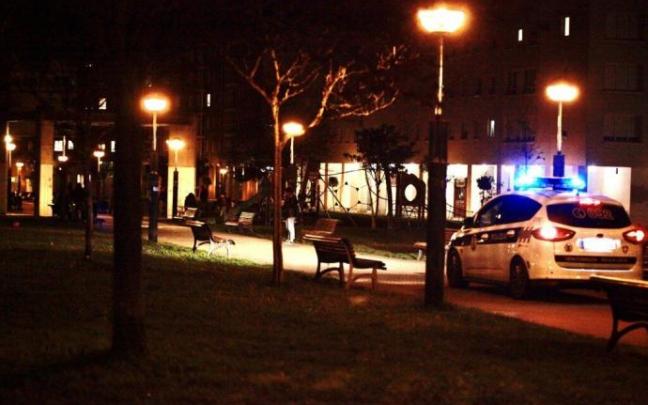 Vehículo de la Policía Local de Vitoria, de patrulla.