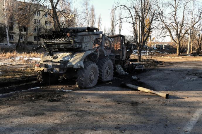 Vehículo militar ruso en ruinas, cerca de Jarkov.