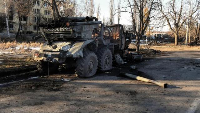 Vehículo militar ruso en ruinas, cerca de Jarkov.
