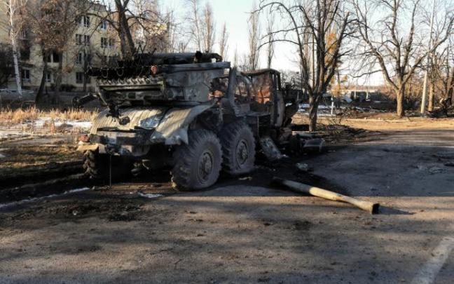 Vehículo militar ruso en ruinas, cerca de Jarkov. Vehículo militar ruso en ruinas, cerca de Jarkov.