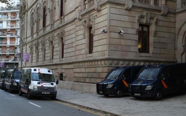 Vehículos de los Mossos.