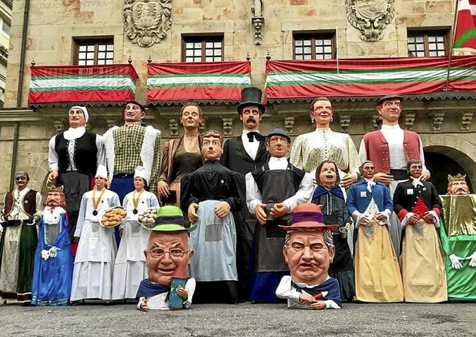 Figuras que dan cuerpo a la comparsa de gigantes. Foto: BET