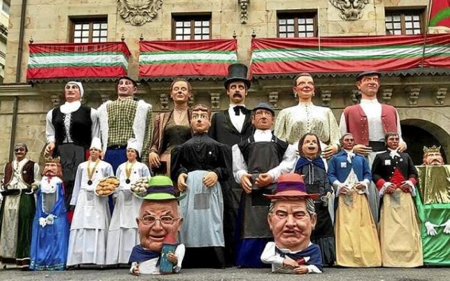 Figuras que dan cuerpo a la comparsa de gigantes. Foto: BET Figuras que dan cuerpo a la comparsa de gigantes. Foto: BET