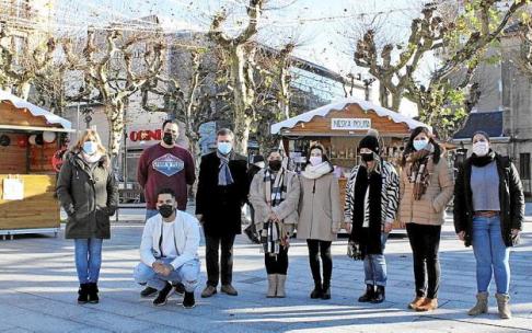 Comerciantes del mercado de Navidad de Irun, junto al alcalde Santano, ayer.