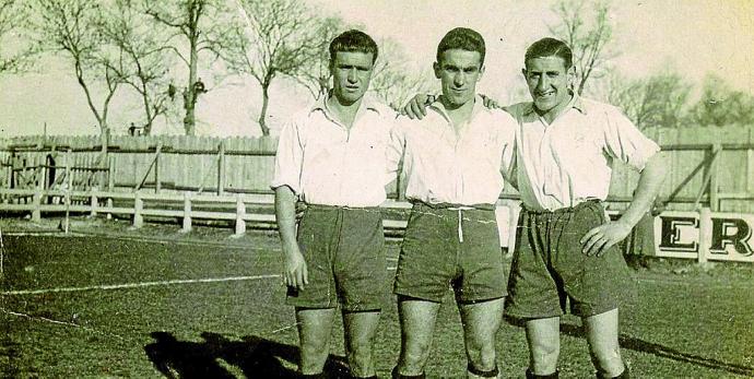 La línea media que formó en Las Llanas el 19 de diciembre de 1943. (De izda. a dcha.): Cipriano Galar, Antonio Corral y Federico 'Fede' Anda. Foto: Archivo Iñaki Anda