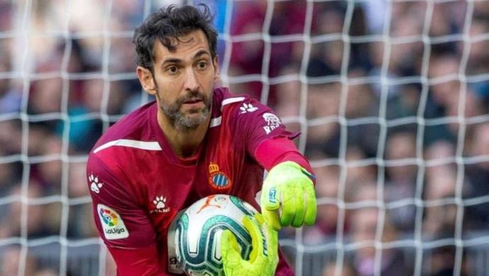 El guardameta Diego López da instrucciones con el balón en su poder.