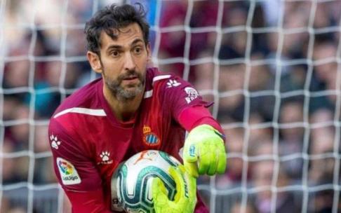 El guardameta Diego López da instrucciones con el balón en su poder.