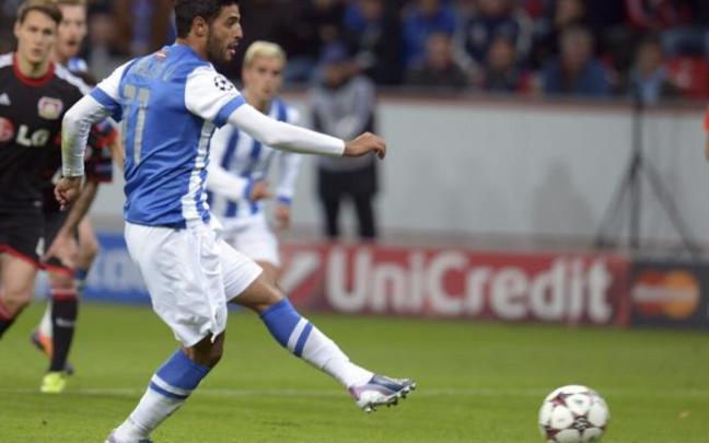 Carlos Vela lanza el penalti ante el Bayer Leverkusen en la última visita de los realistas a Alemania.