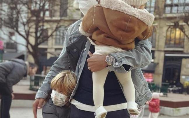Carlos Vela, junto a sus hijos en Donostia