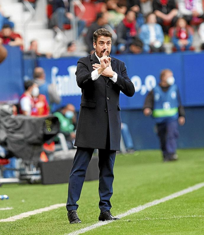 Velázquez da instrucciones a sus pupilos durante el último choque entre Osasuna y el Alavés. Foto: Oskar Montero