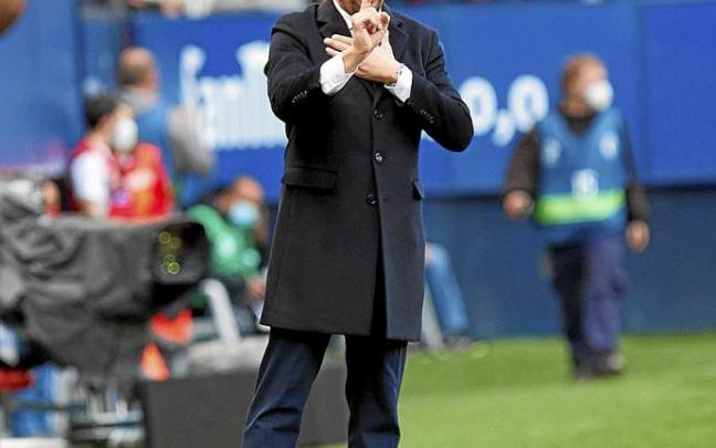 Velázquez da instrucciones a sus pupilos durante el último choque entre Osasuna y el Alavés. Foto: Oskar Montero Velázquez da instrucciones a sus pupilos durante el último choque entre Osasuna y el Alavés. Foto: Oskar Montero