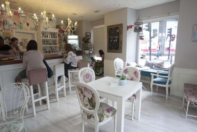 Interior de la cafetería Velvet Bakery