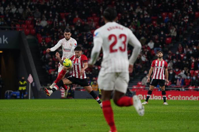 Vencedor pugna con Rafa Mir por el balón