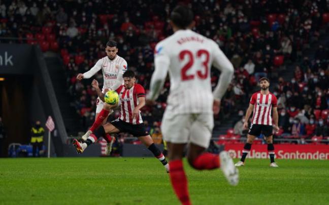 Vencedor pugna con Rafa Mir por el balón