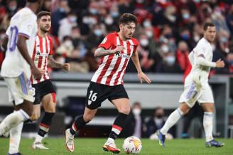 Vencedor conduce el balón en un partido de este curso.