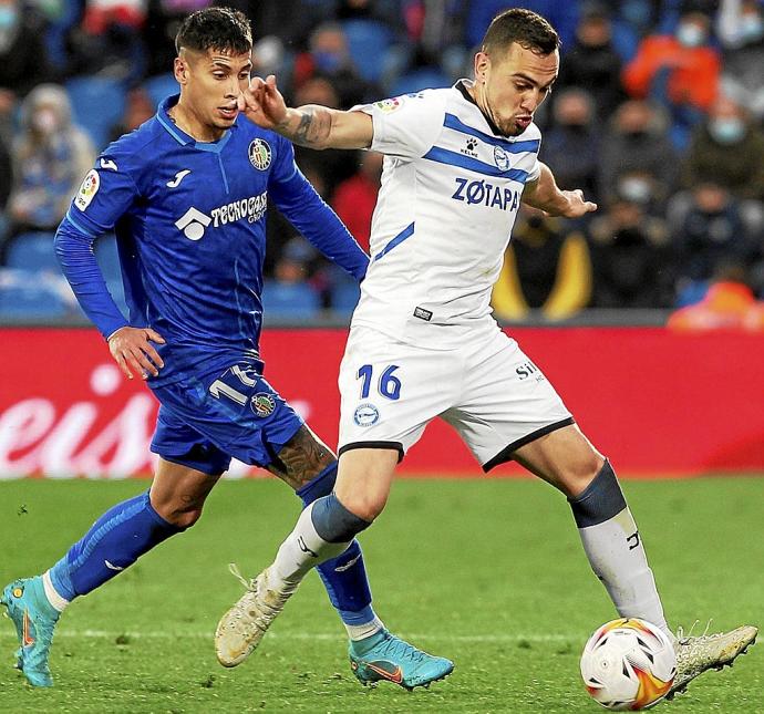 Gonzalo Escalante se dispone a despejar el balón durante el último partido entre el Getafe y el Alavés en el Coliseum Alfonso Pérez. Foto: Área 11