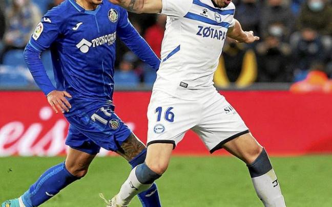 Gonzalo Escalante se dispone a despejar el balón durante el último partido entre el Getafe y el Alavés en el Coliseum Alfonso Pérez. Foto: Área 11